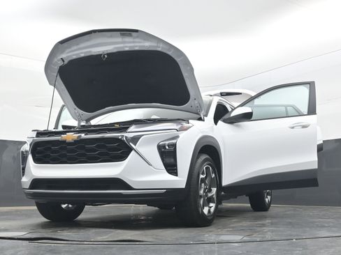 Used 2025 Chevrolet Trax LT FWD image 47