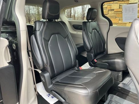 Used 2023 Chrysler Pacifica Touring-L image 31