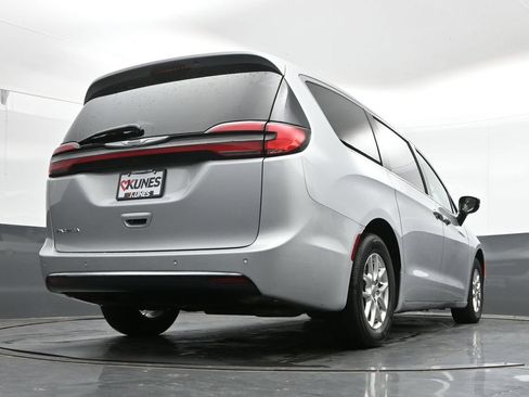 Used 2024 Chrysler Pacifica Touring-L FWD image 40
