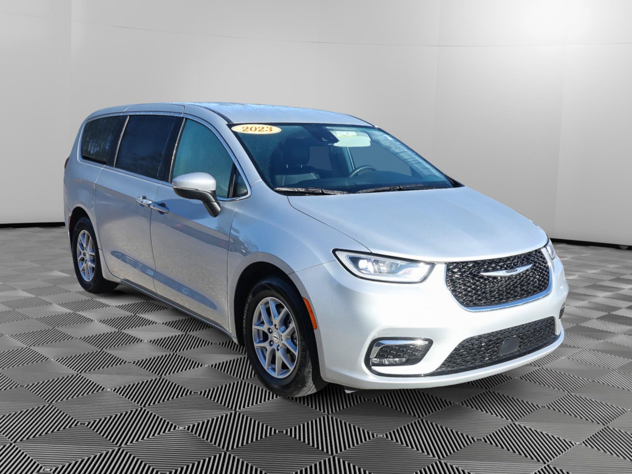 Used 2023 Chrysler Pacifica Touring-L FWD image 1