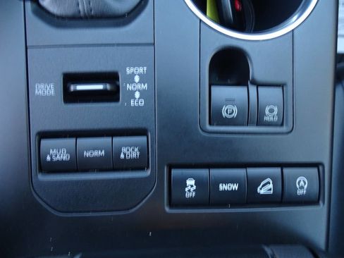 Used 2020 Toyota Highlander XLE image 30