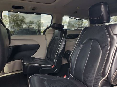 Used 2023 Chrysler Pacifica Limited FWD image 32