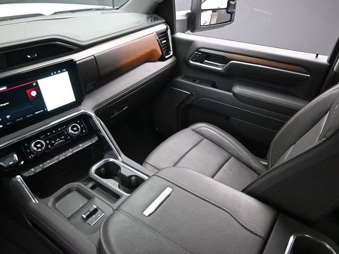 Used 2025 GMC Sierra 2500 Denali w/ Technology Package image 17