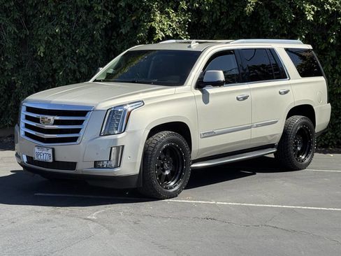 Used 2017 Cadillac Escalade Luxury AWD/4WD image 4