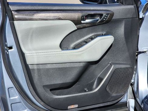 Used 2023 Toyota Highlander Limited image 19