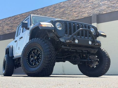 Used 2021 Jeep Gladiator Rubicon AWD/4WD image 2