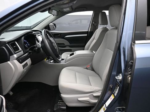 Used 2018 Toyota Highlander LE AWD/4WD image 19
