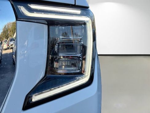 Used 2023 GMC Yukon SLT AWD/4WD image 8