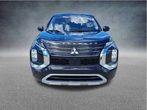 Used 2023 Mitsubishi Outlander SE FWD image 2