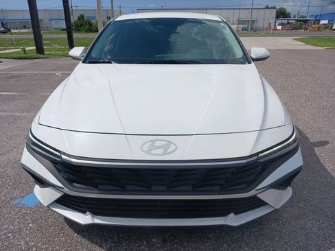 Used 2025 Hyundai Elantra SE FWD image 8