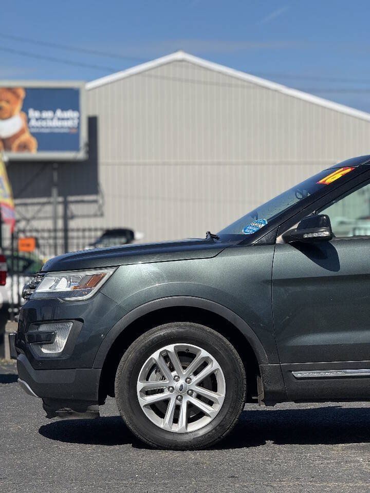 Used 2016 Ford Explorer XLT w/ Equipment Group 202A AWD/4WD image 20