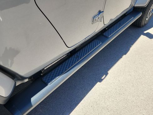 Used 2021 Jeep Gladiator Overland w/ Popular Equipment Package AWD/4WD image 13