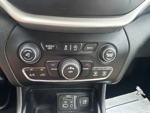 Used 2015 Jeep Cherokee Latitude FWD image 18