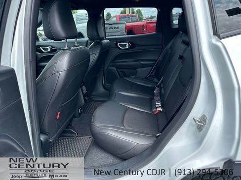 Used 2025 Jeep Compass Trailhawk AWD/4WD image 9