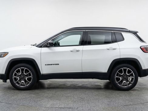 Used 2025 Jeep Compass Trailhawk image 5