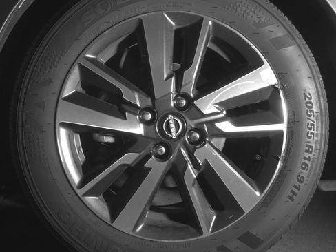 Used 2025 Nissan Versa SV image 11