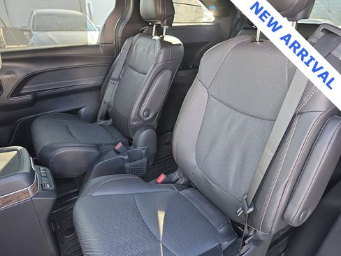 Used 2025 Toyota Sienna Platinum image 32
