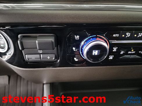 Used 2025 GMC Sierra 2500 SLT w/ SLT Convenience Package image 17