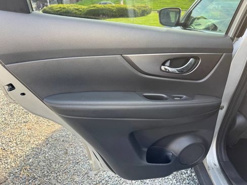 Used 2016 Nissan Rogue SV image 23