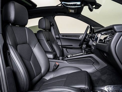 Certified 2025 Porsche Macan AWD/4WD image 15