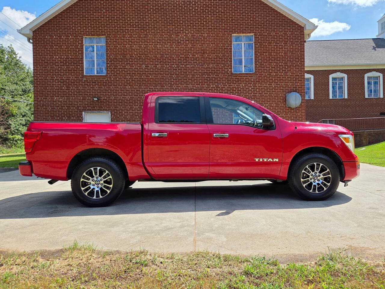 Used 2021 Nissan Titan SV RWD image 4