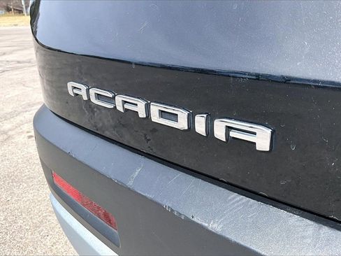 Used 2023 GMC Acadia SLE image 8