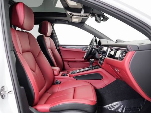 Used 2025 Porsche Macan image 27