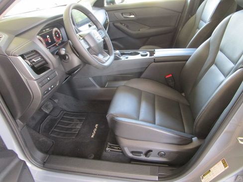 Used 2025 Nissan Rogue SL AWD/4WD image 24