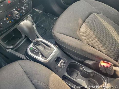 Certified 2020 Jeep Renegade Altitude FWD image 17