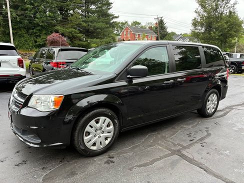 Used 2019 Dodge Grand Caravan SE FWD image 1