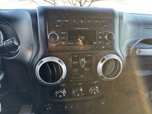 Used 2012 Jeep Wrangler Unlimited Sahara w/ Connectivity Group image 12