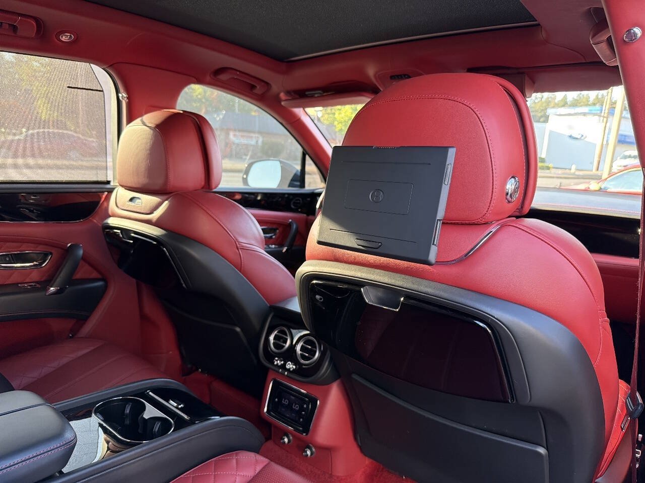 Used 2017 Bentley Bentayga AWD/4WD image 32