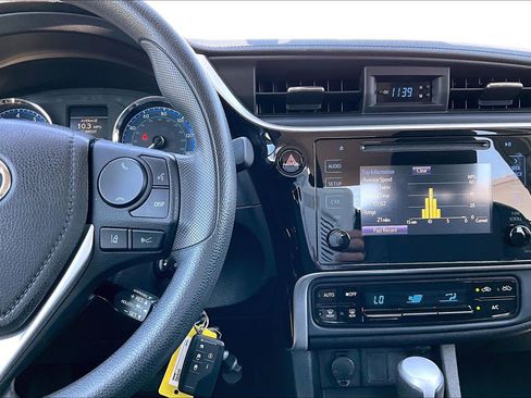 Used 2018 Toyota Corolla LE FWD image 20