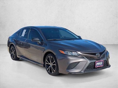 Used 2020 Toyota Camry SE image 3