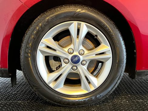 Used 2014 Ford Focus SE w/ SE Winter Package FWD image 10