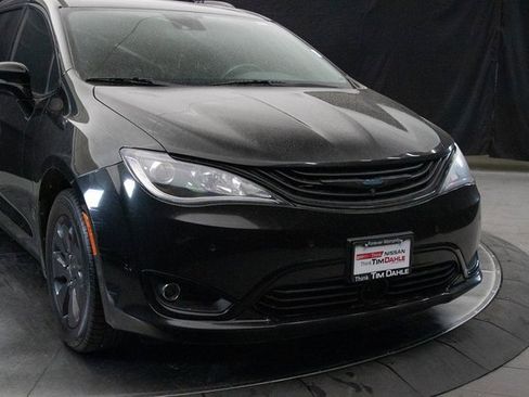 Used 2019 Chrysler Pacifica Limited w/ Advanced Safetytec Group image 3