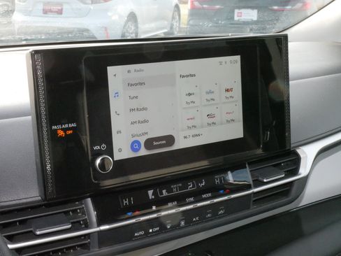 Used 2025 Toyota Sienna LE image 22