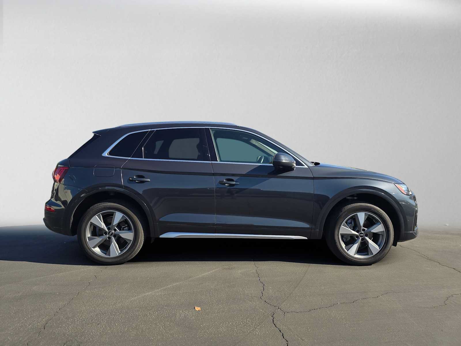 Used 2023 Audi Q5 2.0T Premium Plus w/ Premium Plus Package AWD/4WD image 2