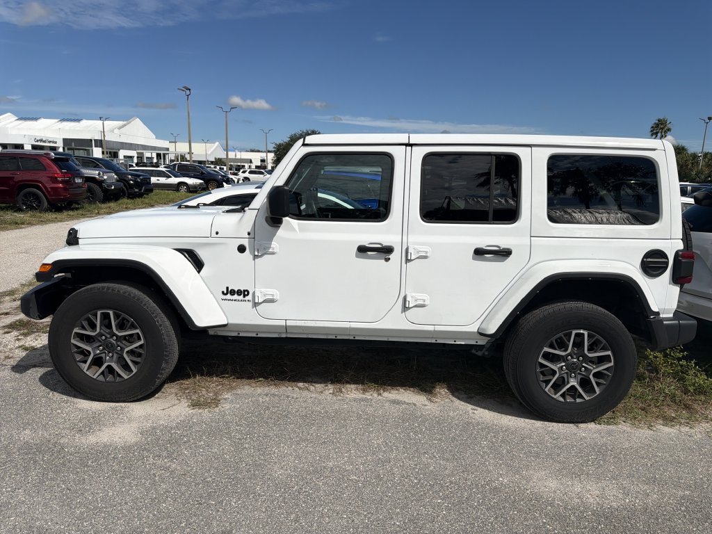 Used 2025 Jeep Wrangler Unlimited Sahara AWD/4WD image 9