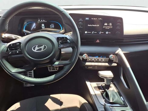 Used 2025 Hyundai Elantra Sport FWD image 11