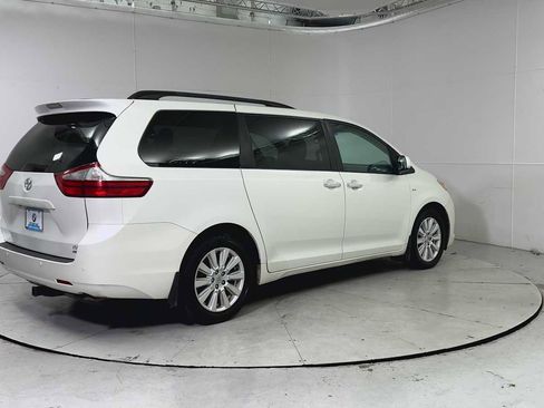 Used 2017 Toyota Sienna XLE image 2