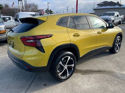 Used 2025 Chevrolet Trax RS w/ Sunroof Package image 3