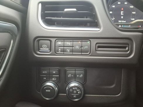 Used 2022 GMC Yukon SLT w/ SLT Premium Package image 17