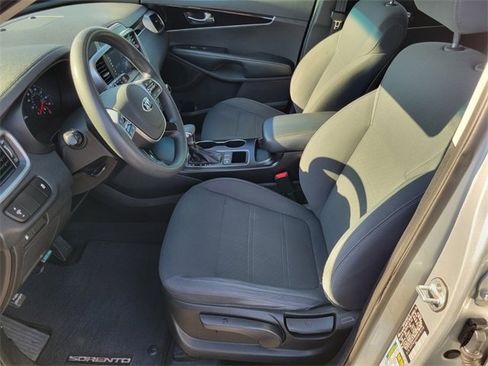 Used 2019 Kia Sorento L image 10