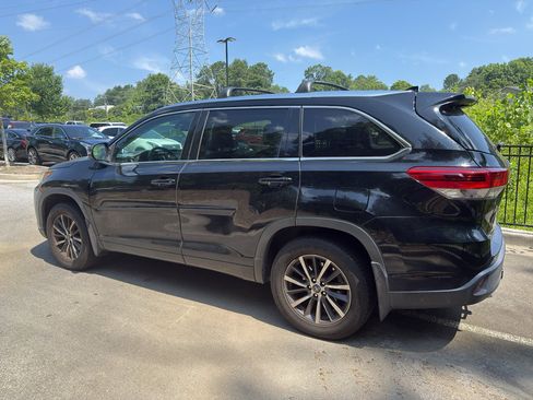 Used 2018 Toyota Highlander XLE AWD/4WD image 2
