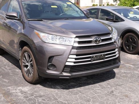 Used 2019 Toyota Highlander LE AWD/4WD image 5