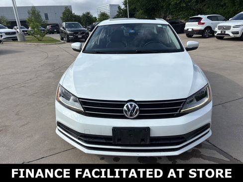 Used 2017 Volkswagen Jetta SE image 2