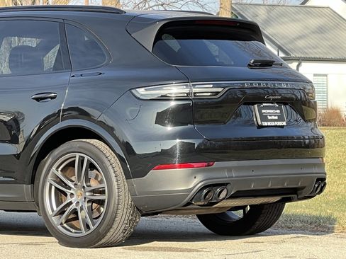 Certified 2023 Porsche Cayenne Platinum Edition image 9