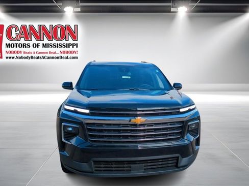 Used 2025 Chevrolet Traverse LT image 2