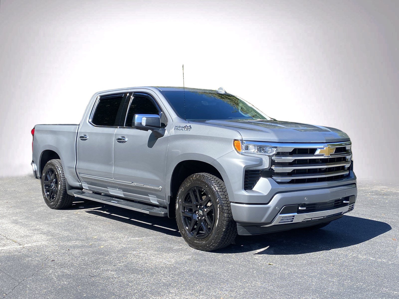 Used 2023 Chevrolet Silverado 1500 High Country w/ High Country Premium Package AWD/4WD image 2